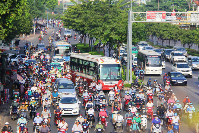 Kẹt xe từ sáng sớm, người Sài Gòn chen chúc đi làm trong tiết trời se lạnh ngày đầu tiên của năm 2018